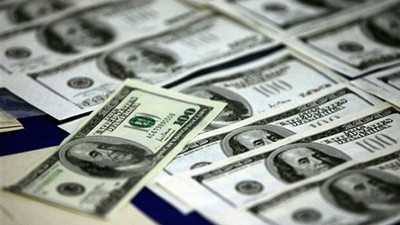 Arabayla gezintiye çıkan çiftin yoldan çöp diye aldığı çantadan 1 milyon dolar çıktı