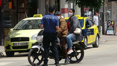 Polis motosiklete binen çifte sosyal mesafe uyarısı yapınca: Başkasının motoruna mı bineyim?