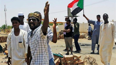 Sudan'da protestocular hükümet binalarını yaktı