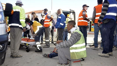 İşçi servisi taksiyle çarpıştı: 16 yaralı