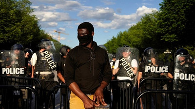 Beyaz Saray önünde protestocular ile polis arasında çatışma