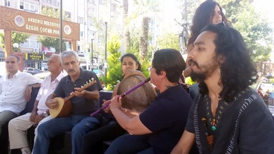 Sokak sanatçıları türkülerini Nuriye ve Semih için söyledi