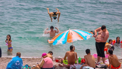 Kısıtlamalar kalktı, Antalya'da sahiller doldu