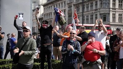 Londra'da aşırı sağcı gruplarla polis çatıştı