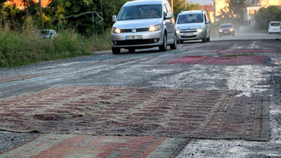 Yetkililer asfalt dökmeyince mahalleli halı serdi