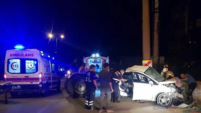 Bursa'da otomobil elektrik direğine çarptı: 3 ölü, 1 yaralı