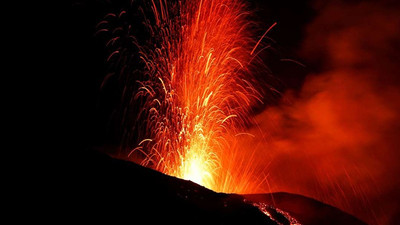 İtalya’da Stromboli Yanardağı patladı