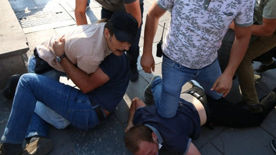 Ankara'daki Suruç anmasına müdahale: Polis hayatını kaybedenlerin fotoğraflarını parçaladı