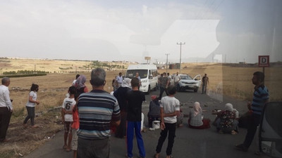 Sur'da suyu kesilen mahalleli yolu trafiğe kapattı