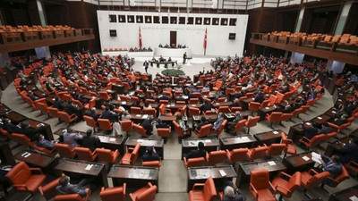 AKP sosyal medya teklifini Meclis'ten geçirdi, ardından TBMM tatil edildi