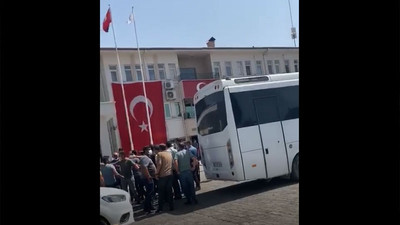 Görevden alınan başkanın yakınları silahlarla belediyeyi bastı