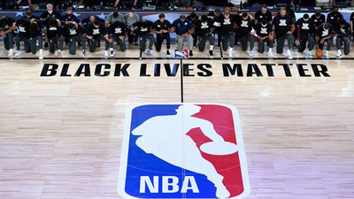 NBA tekrar başladı: Parkeye 'Black Lives Matter' yazıldı, oyuncular diz çöktü