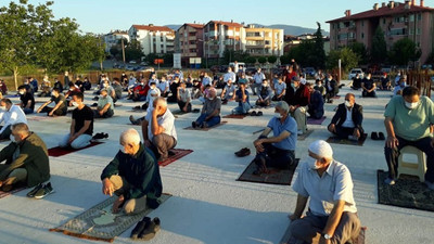 Cami inşaatı bitmeyince temelinde namaz kıldılar