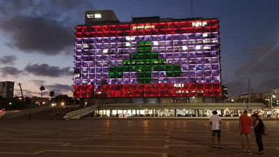 Tel Aviv'de belediye binasına Lübnan bayrağı yansıtıldı