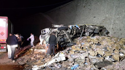 Erzurum'da dinamit yüklü kamyon devrildi, 2 kişi hayatını kaybetti