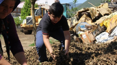 Fındık üreticisi çamurdan mahsulünü kurtarmaya çalışıyor