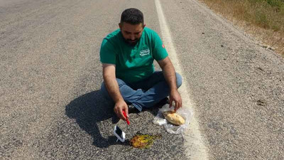 Adana'da asfaltta sucuklu yumurta pişirdi