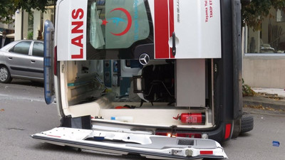 İstanbul'da ambulans kaza yaptı: 4 sağlıkçı yaralandı