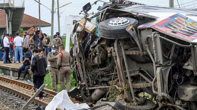 Tayland’da yolcu otobüsüyle tren çarpıştı: 17 ölü, en az 30 yaralı