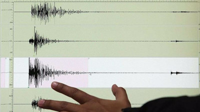 Ege'de biri 5 büyüklüğünde peş peşe 3 deprem