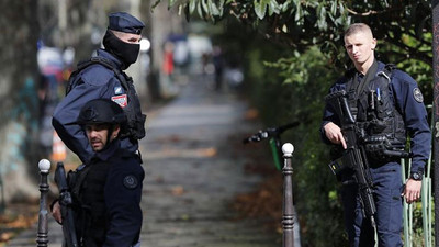 Paris'te bir öğretmen başı kesilerek öldürüldü