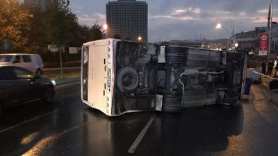 İstanbul'da servis aracı devrildi: 8 yaralı