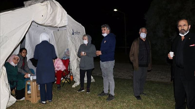 Çadırdaki depremzedeler: Enkaz altındakileri düşünüyoruz