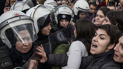 Las Tesis eyleminde gözaltına alınan kadınların davası ertelendi