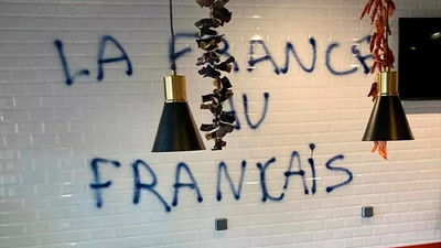 Nantes'ta Türkiyelilere ait dükkânların duvarlarına 'Fransa, Fransızlarındır' yazıldı