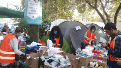 İzmir Valiliği, depremzedelerle dayanışanları çadır alanından çıkarıyor: 9 gözaltı