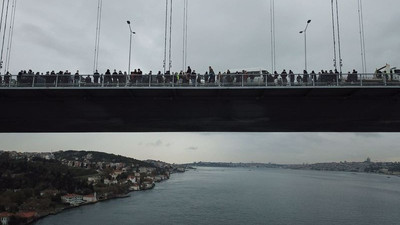 İşten çıkarılan işçiler köprüde eylem yaptı: 2'si intihar girişiminde bulundu