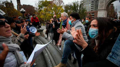 New York'ta karantina karşıtları maske yaktı