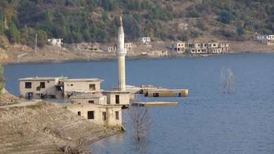 Su seviyesi düşünce baraj altında kalan yapılar ortaya çıktı