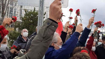 Salgında hayatını kaybeden sağlıkçılar için bakanlık önünde anma: Ölüyoruz, çığlığımızı duyan yok