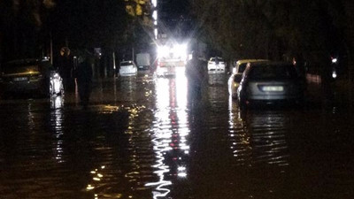 İzmir'de deniz taştı: Araçlar su altında kaldı