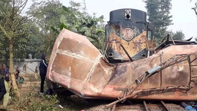 Bangladeş'te yolcu otobüsüne tren çarptı: 12 ölü, 8 yaralı