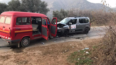 Tarım işçilerinin servisi ile filyasyon ekibini taşıyan araç çarpıştı: Yaralılar var