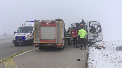 Hakkari'de yolcu minibüsü ile TIR çarpıştı: Ölü ve yaralılar var