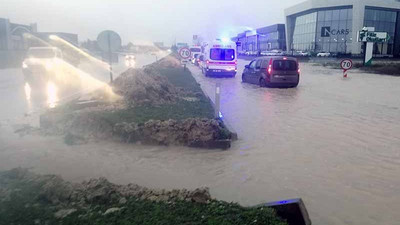 Edirne'de sağanak etkili oldu, cadde ve sokaklar suyla doldu