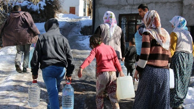 Kayyım validen bidonlarla su taşıyan mahalleliye: Daha önce su mu vardı?