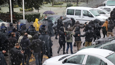 Deniz Baran Erbudak için açıklama yapmak isteyen öğrencilere polis müdahalesi, gözaltılar var