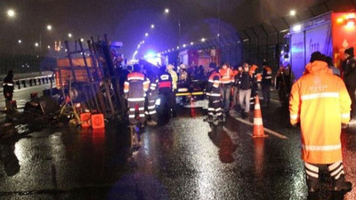 Haliç Köprüsü'nde çekici, İBB'nin yol bakım araçlarına çarptı: 2 ölü