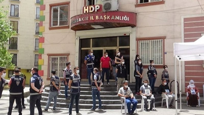 HDP önünde oturması istenen aileye 10 bin TL teklif edildi