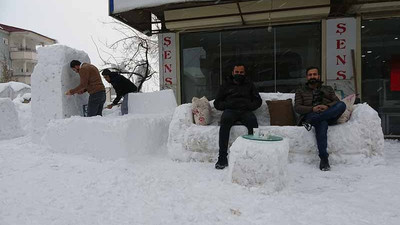 Yüksekovalı esnaf, işyerinin önüne kardan koltuk ve eşyalar yaptı