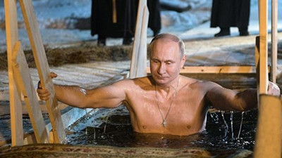 Putin eksi 20 derecelik buzlu suya girdi