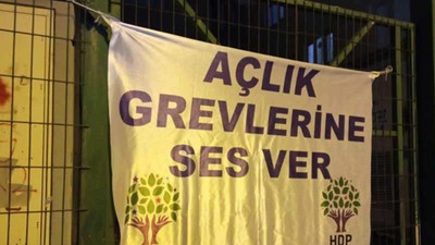 HDP’nin ilçe binalarına pankart baskını