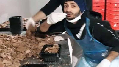 Hazır döner paketleyen iki çalışanın paylaştığı video tepki çekti