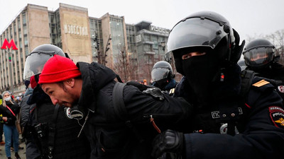 Rusya'da Navalny destekçilerine polis saldırdı