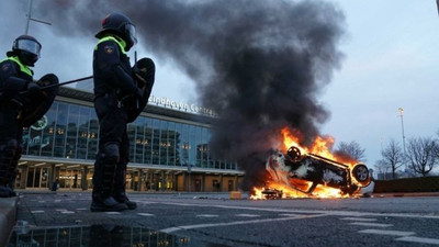 Hollanda'da aşırı sağcılar sokağa çıkma yasağını protesto etti, 15 kentte acil durum ilan edildi