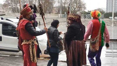 Taksim'de turistlerle fotoğraf çekerek 10 dolar isteyen ekip şikayet edildi